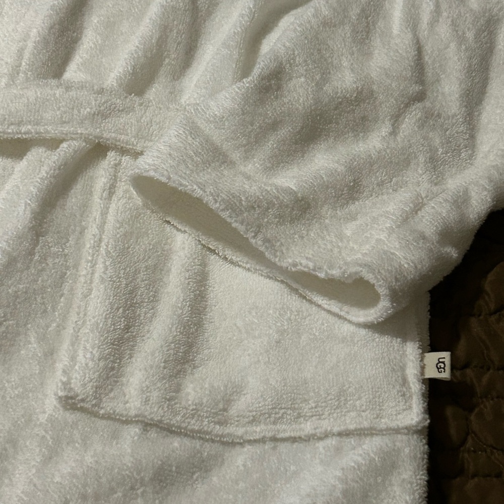 UGG white Plush Robe. New- never worn. Size XS/S - Picture 4 of 4